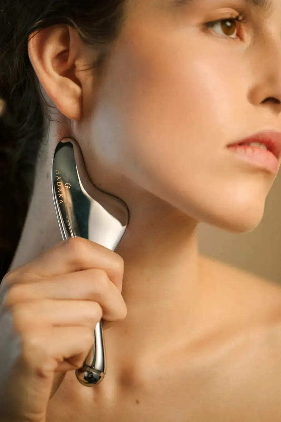 SŌLEIL Gua Sha à micro-courant à énergie solaire